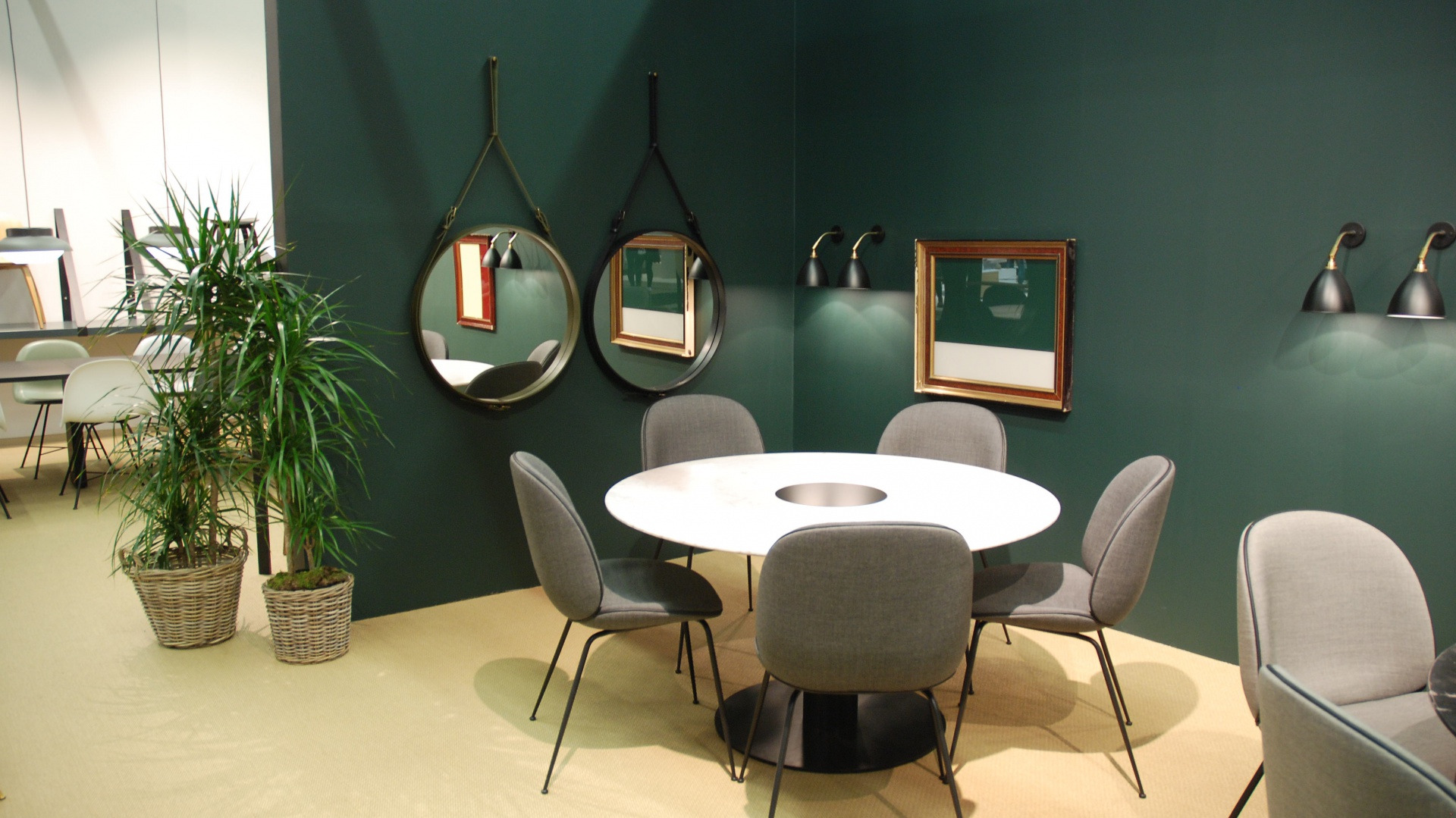 Marka Gubi wśród nowości zaprezentowała krzesła Beetle Lounge Chair, których projektantem jest Gam Fratesi. Modele dostępne są zarówno w jednolitej tkaninie, jak i w wersji kolorowej. Fot. Marta Ustymowicz