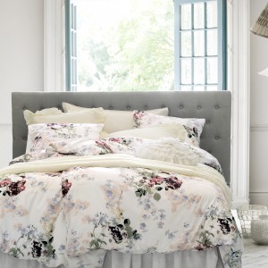 Kwieciste, delikatne tkaniny wprowadzają do sypialni łagodny, romantyczny nastrój. Fot. H&M Home.