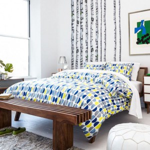 Kolorowe tkaniny w sypialni ożywiają spokojne, stonowane wnętrze. Fot. Fab.