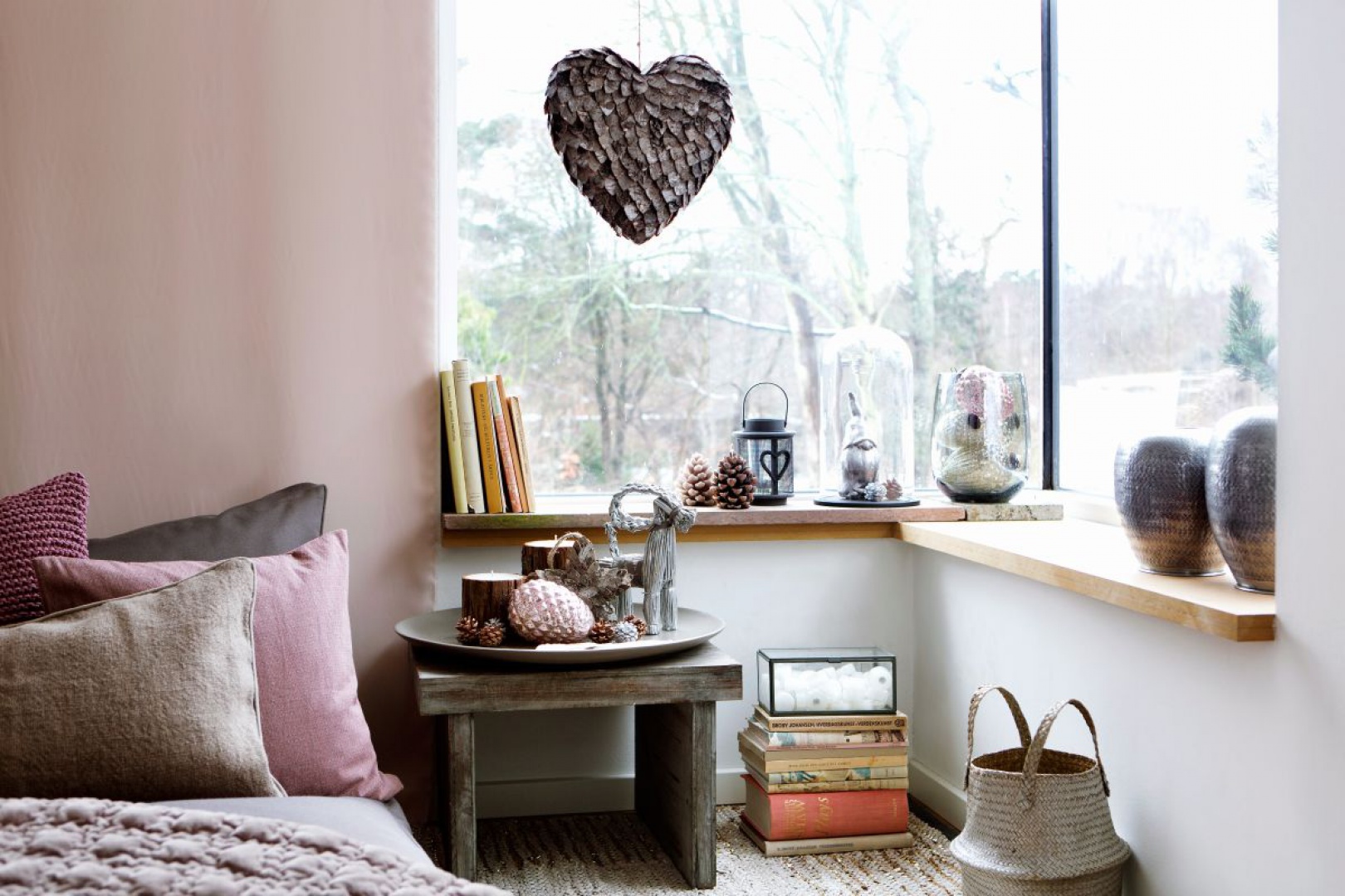 Pastelowe, różowe poduszki, dekoracje w kształcie serc wprowadzają do sypialni romantyczny nastrój. W takim wydaniu mogą z nami pozostać przez cały rok, a nie tylko przez jeden dzień. Fot. Broste Copenhagen.
