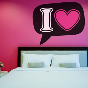 Naklejka umieszczona na ścianie z \\\"miłosnym motywem\\\" ożywia przestrzeń sypialni. Fot. Big Trix.
