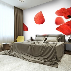 Przeskalowane kwiaty ożywiają przestrzeń sypialni. Maki nadają jej również romantyczny klimat. Fot. Picassi.