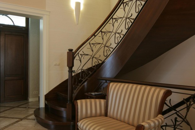 Na estetykę schodów ma wpływ przede wszystkim wybór materiału wykończeniowego. W Polsce nadal największą popularnością cieszą się schody z naturalnego drewna. Pięknie zaprojektowane schody mogą przybrać formę ciekawej, wielkoformatowej rze