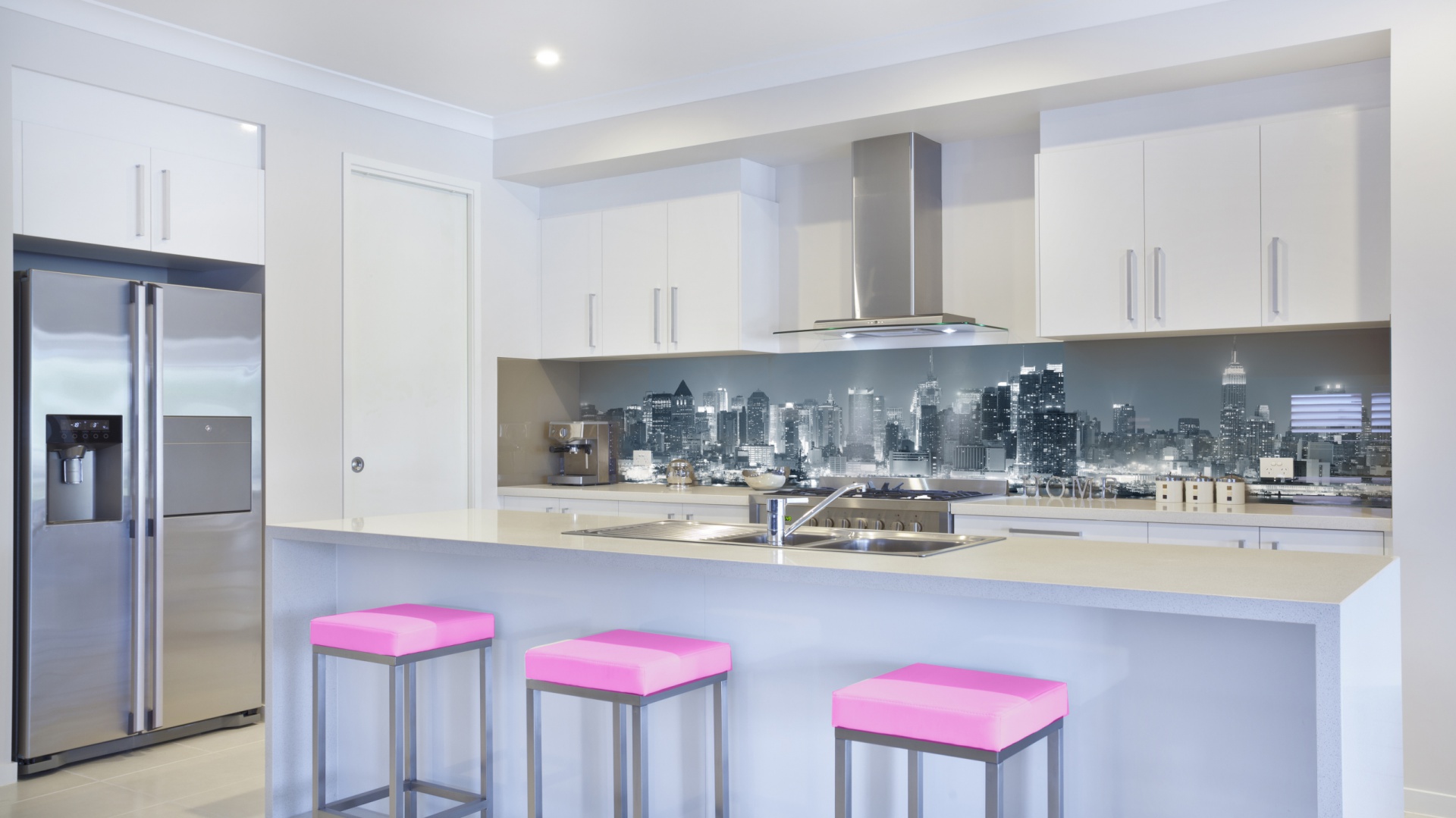 Niewielki skrawek Nowego Jorku we własnej kuchni? Czemu nie. Nad kuchennym blatem taka panorama sprawdzi się znakomicie. Fot. Livingstyle.