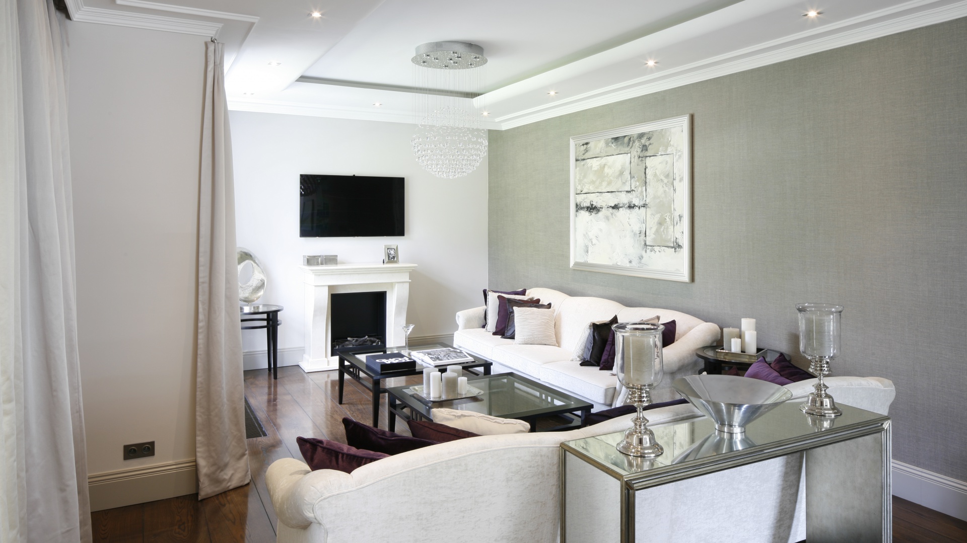 Podwieszane sufity z charakterystycznymi gzymsami wyznaczają poszczególne strefy użytkowe w otwartej przestrzeni dziennej. Projekt: Alexander James Interiors. Fot. Bartosz Jarosz.