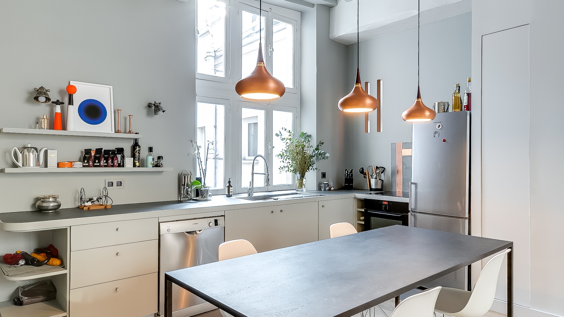 Odsłonięte i pomalowane na biało belki stropowe nadają przestrzeni delikatnie industrialny charakter. Projekt: Tatiana Nicol. Fot. Meero Photographe Immobilier.