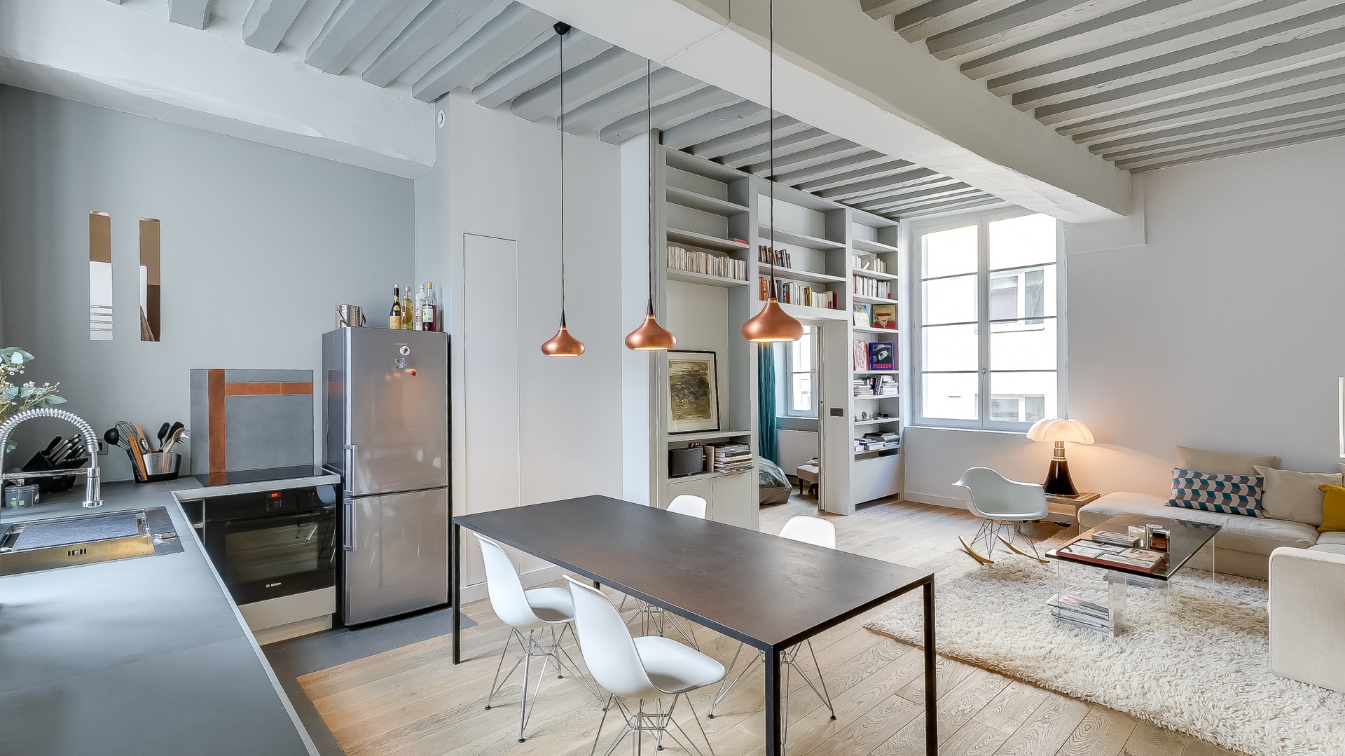Strefę wypoczynkową wyznacza miękki, kosmaty dywan na podłodze w salonie. Projekt: Tatiana Nicol. Fot. Meero Photographe Immobilier.