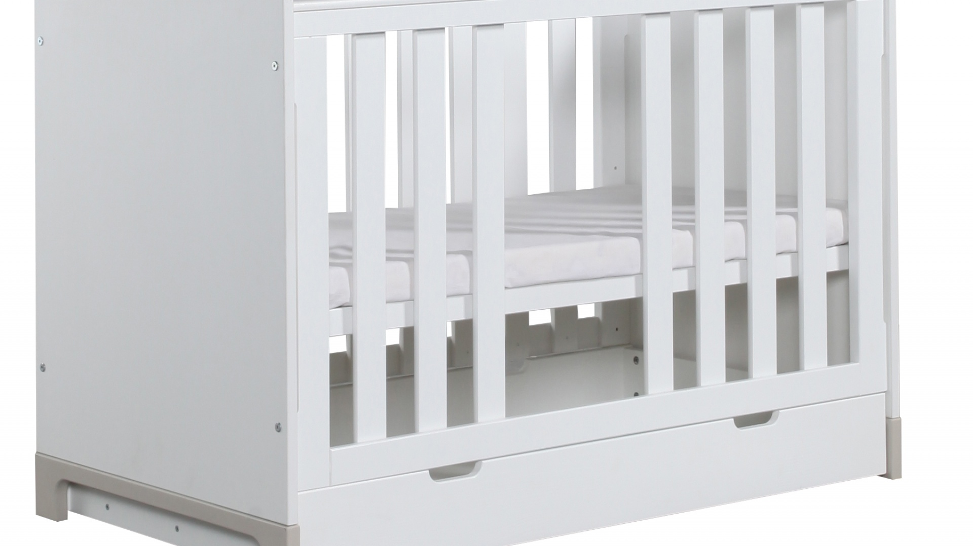 Wygodne łóżeczko to najważniejszy mebel w pokoju niemowlaka. Dziennikarka zdecydowała się na klasyczny, biały model z kolekcji Mini marki Pinio. Fot. Pinio.