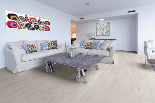 Styl łączący modernistyczny design z elementami czerpanymi ze sztuki ludowej to tzw. new folk lub modern folk. Istotną rolę odgrywa w nim wiele elementów, w tym także drewno, które jest obecne w elementach wyposażenia oraz na podłodze.