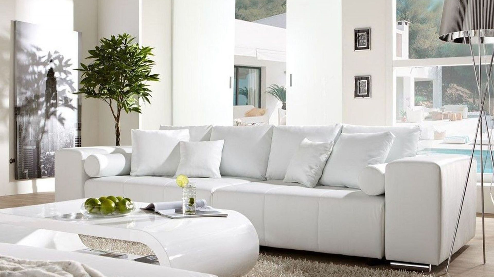 Biała sofa Marbeya z funkcją spania wykończona cienką i bardzo elastyczną skórą syntetyczną. Mebel wyposażony w osiem poduszek i dwie podpory oraz wbudowany kontener na koce czy pościel. Dostępna w sklepie De Life. Fot. De Life.