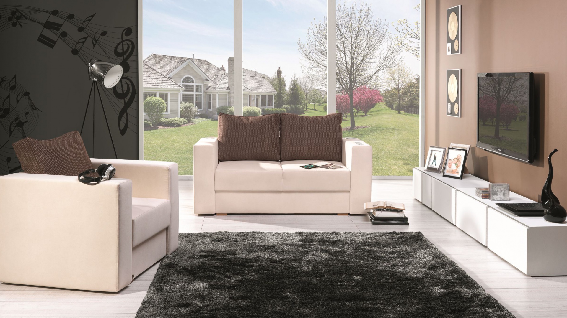 Dwuosobowa sofa z kolekcji Tuli marki Unimebel z brązowym oparciem. Wzbogacona o system elektroniczny, dzięki któremu można korzystać z aplikacji na iphona, iphada oraz technologii bezprzewodowej. Fot. Unimebel.