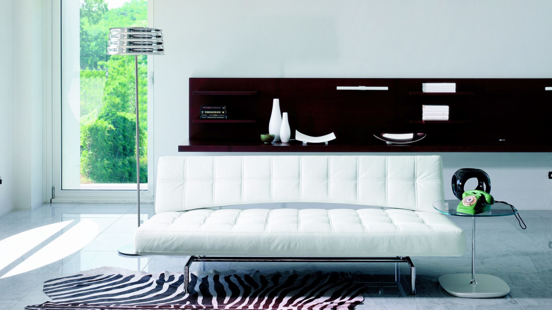 Nowoczesna sofa pikowana Pierrot marki Bonaldo. Funkcja spania sprawia, że mebel jest nie tylko ładny, ale też uniwersalny. Mebel dostępny w Go Modern Furniture. Fot. Go Modern Furniture.