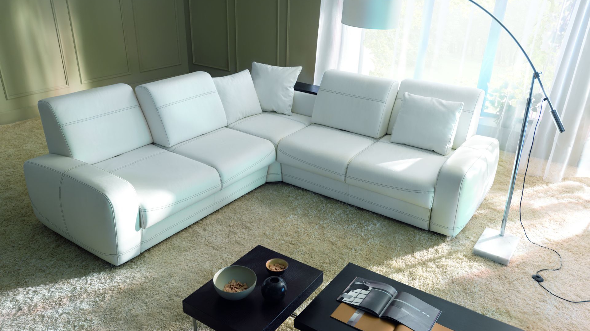Niski narożnik Bentley dostępny w ofercie marki Etap Sofa. Lekko pochyłe oparcia gwarantują komfortowy wypoczynek oraz umożliwiają oglądanie telewizji w wygodnej, półleżącej pozycji. Fot. Etap Sofa.