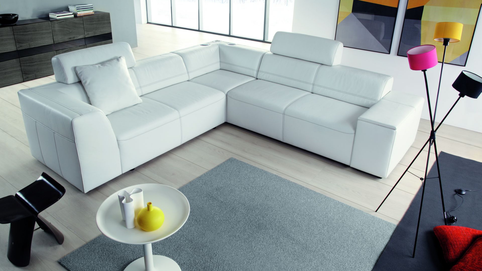 Narożnik Superline marki Etap Sofa w śnieżnobiałym obiciu. Geometryczna forma mebla podkreśli nowoczesny wygląd każdego wnętrza. Fot. Etap Sofa.