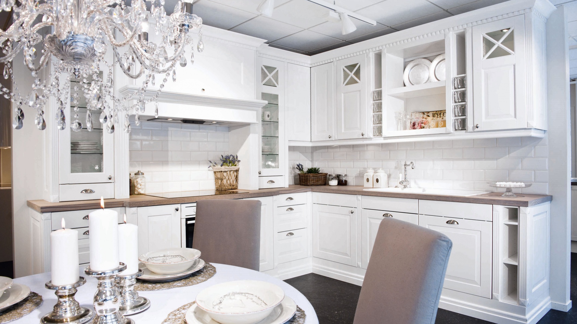 Красивая белая кухня. Кухня Энли Неоклассика маленькая. Кухня классика белая Нео. Кухня Неоклассика 2023 белая.