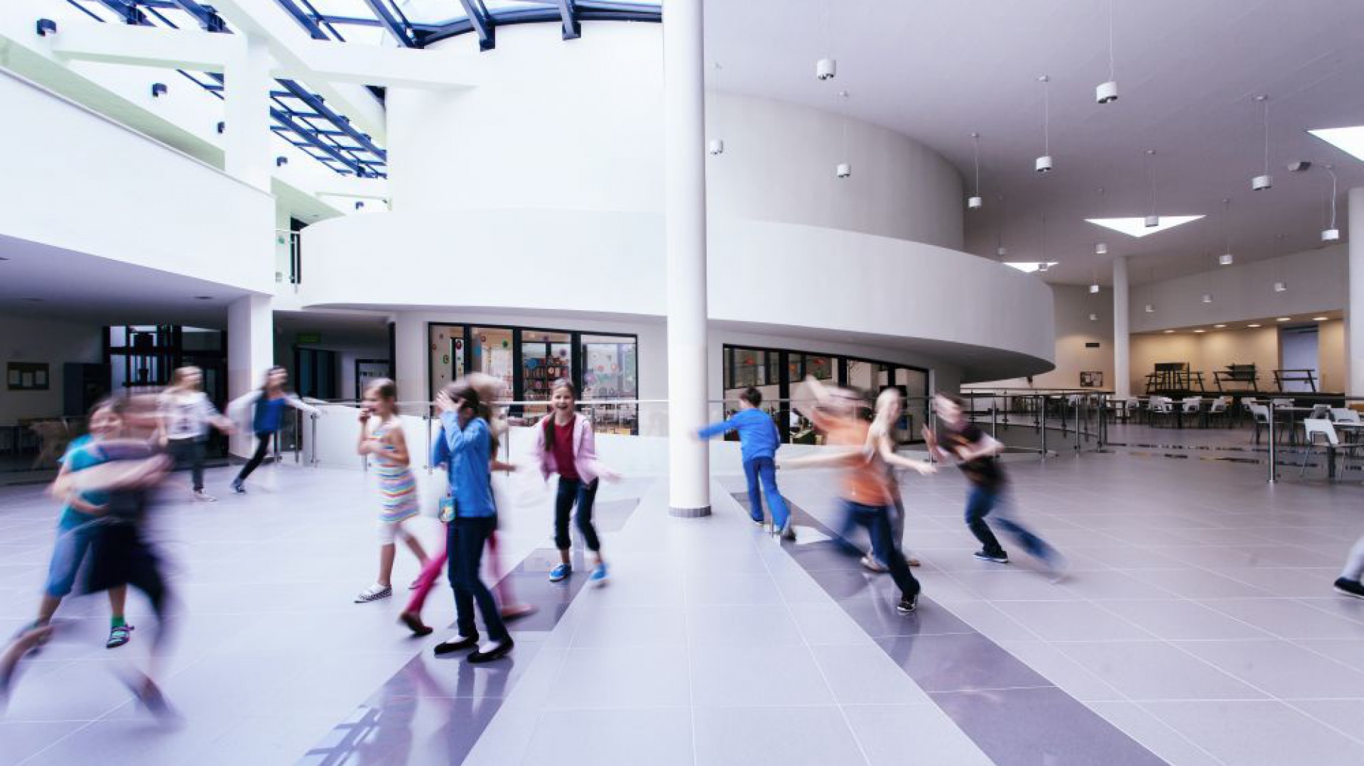 Przestronny hall Centrum Edukacji i Sportu w Mysiadle inspiruje dzieci do aktywności i zabawy. Fot. Rafał Kłos