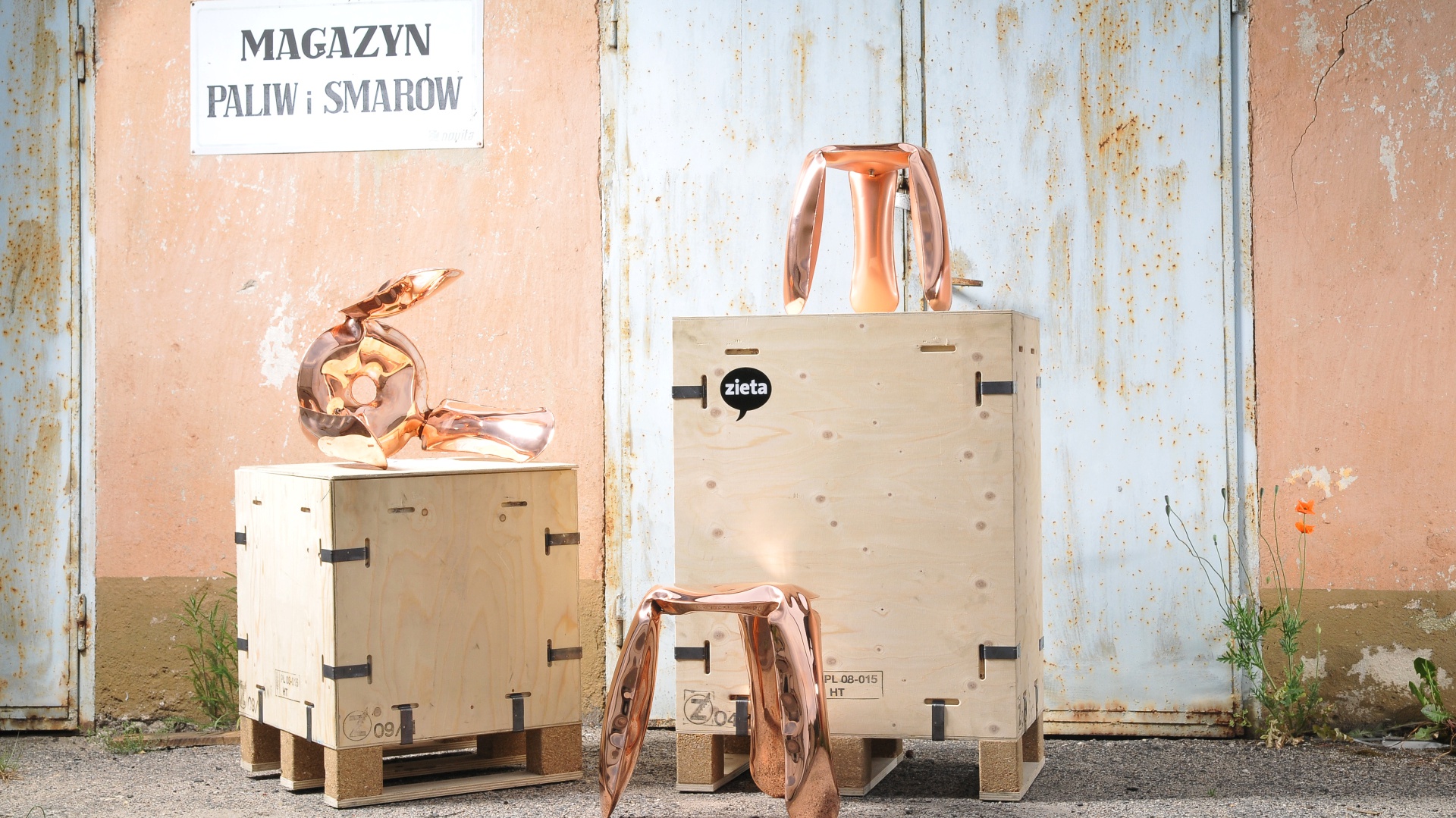 Limitowana kolekcja stołków Plopp Cooper, która wykonana została z wysoko połyskującej, polerowanej miedzi. Projekt: Zieta Prozessdesign. Fot. Zieta Prozessdesign.