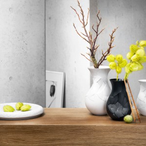 Czasem zamiast kwiatów, lub jako dodatek do bukietu, warto kupić mamie wazon, np. model  Vase of Phases marki Rosenthal. Cena: 455 zł/biały, 550 zł/czarny. Fot. Rosenthal.