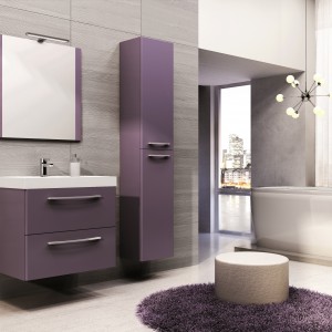 Fioletowe meble doskonale ożywią przestrzeń łazienki. Warto jednak pamiętać, aby pozostałe materiały czy dodatki były już w bardziej stonowanej plecie barw. Fot. Elita.