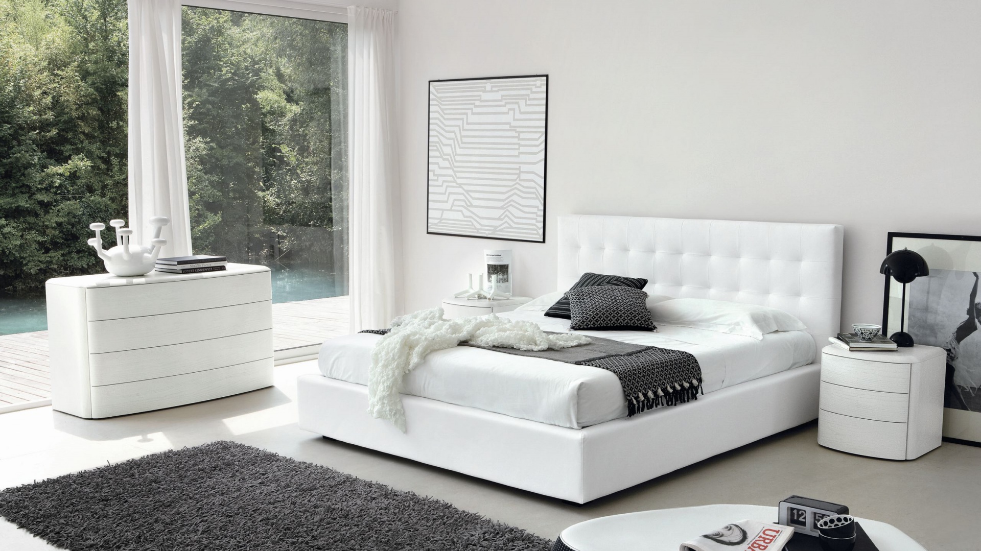 Спальня белая мебель фото. Интерьер белой спальни. Спальня с белой кроватью. Кровать в интерьере спальни. Спальня в белом стиле.