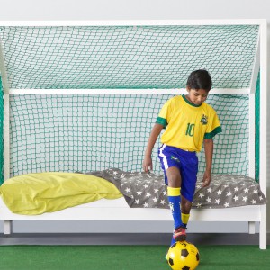 Łóżko przypominające formą siatkę do gry w piłkę nożną to znakomity model do snu i zabawy. Nada aranżacji ciekawy wygląd oraz zapewni warunki do gry, gdy na zewnątrz pada deszcz. Łóżko dostępne jest w ofercie sklepu Cuckooland. Fot. Cuckooland.