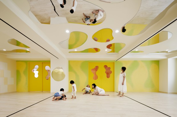 W marcu 2015 roku do użytku zostało oddane niezwykłe przedszkole zaprojektowane w Tokio przez znanego japońskiego architekta, Moriyuki Ochiai. Aranżacja obiektu sprzyja nie tylko zabawie, ale także edukacji.