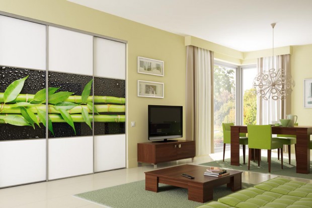 Zastosowanie kolorowego szkła w każdym wnętrzu domowym stanowi sedno aranżacji i punkt odniesienia do dalszego komponowania i wyposażenia w odpowiednie dodatki.