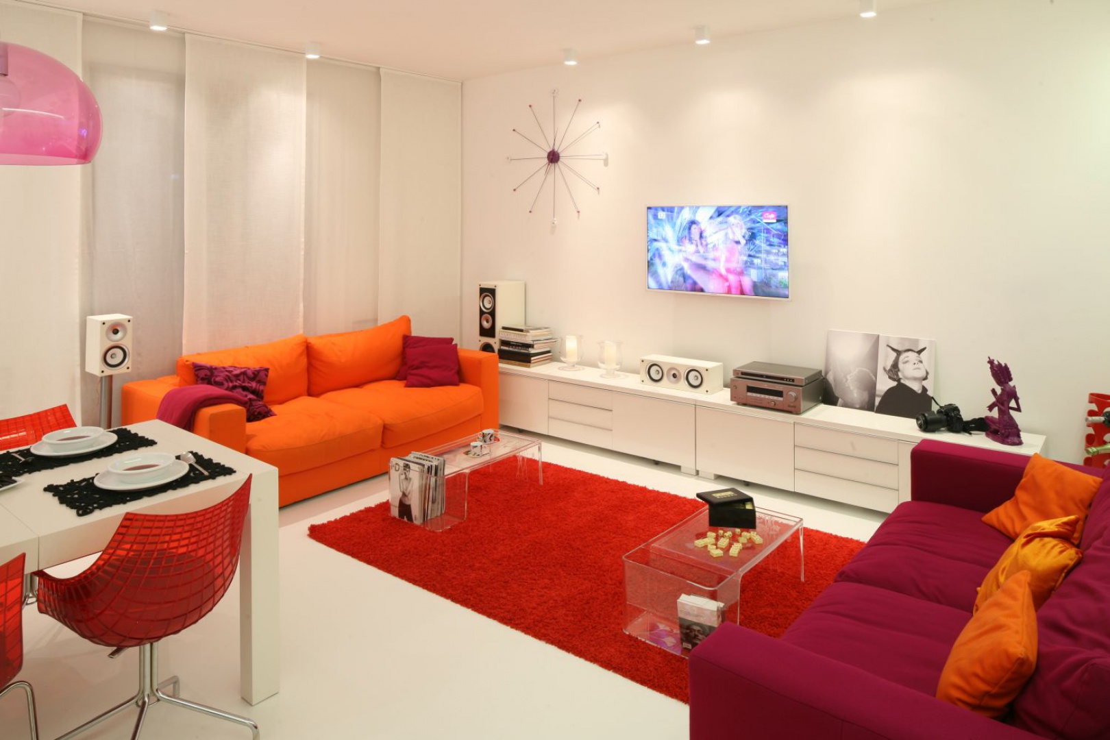Skąpany w bieli salon połączono z kuchnią z wysokim barem. Na każdym kroku emanuje on kobiecością, ale nie pozbawioną przysłowiowego pazura. Projekt: Katarzyna Mikulska-Sękalska. Fot. Bartosz Jarosz.