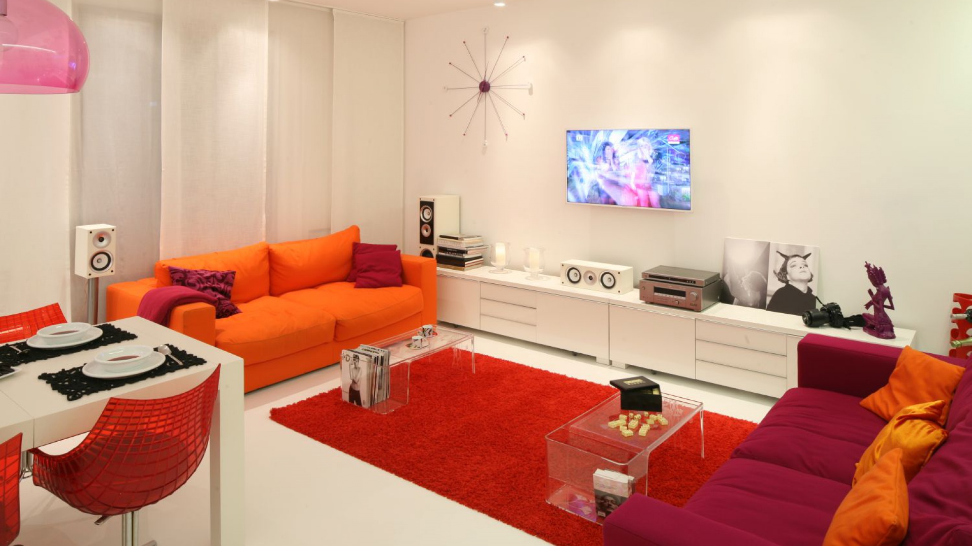 Skąpany w bieli salon połączono z kuchnią z wysokim barem. Na każdym kroku emanuje on kobiecością, ale nie pozbawioną przysłowiowego pazura. Projekt: Katarzyna Mikulska-Sękalska. Fot. Bartosz Jarosz.