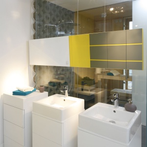 Białe umywalki połączone z szafkami sprawiają wrażenie jakby wyrastały z podłogi. Jest to również nowoczesny element który dopełnia całość „sypialnianej” łazienki.
