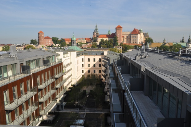 Z końcem sierpnia br. kompleks luksusowych apartamentów zlokalizowany u podnóży Wawelu, zostanie oddany do użytku. Jeszcze we wrześniu inwestor przewiduje pierwsze odbiory mieszkań.