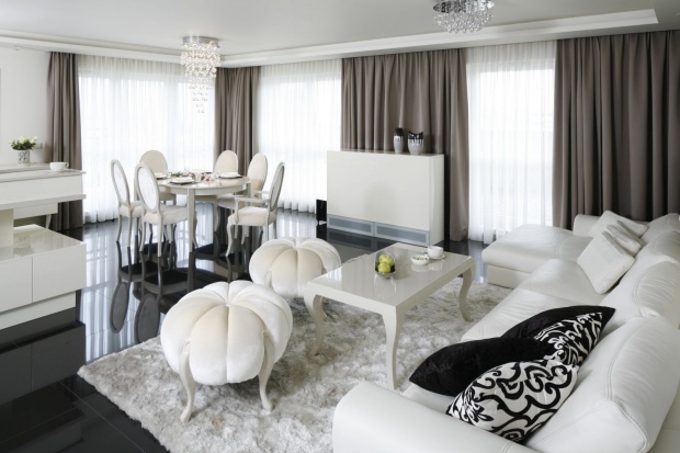 Białe wnętrze: piękny dom w stylu glamour