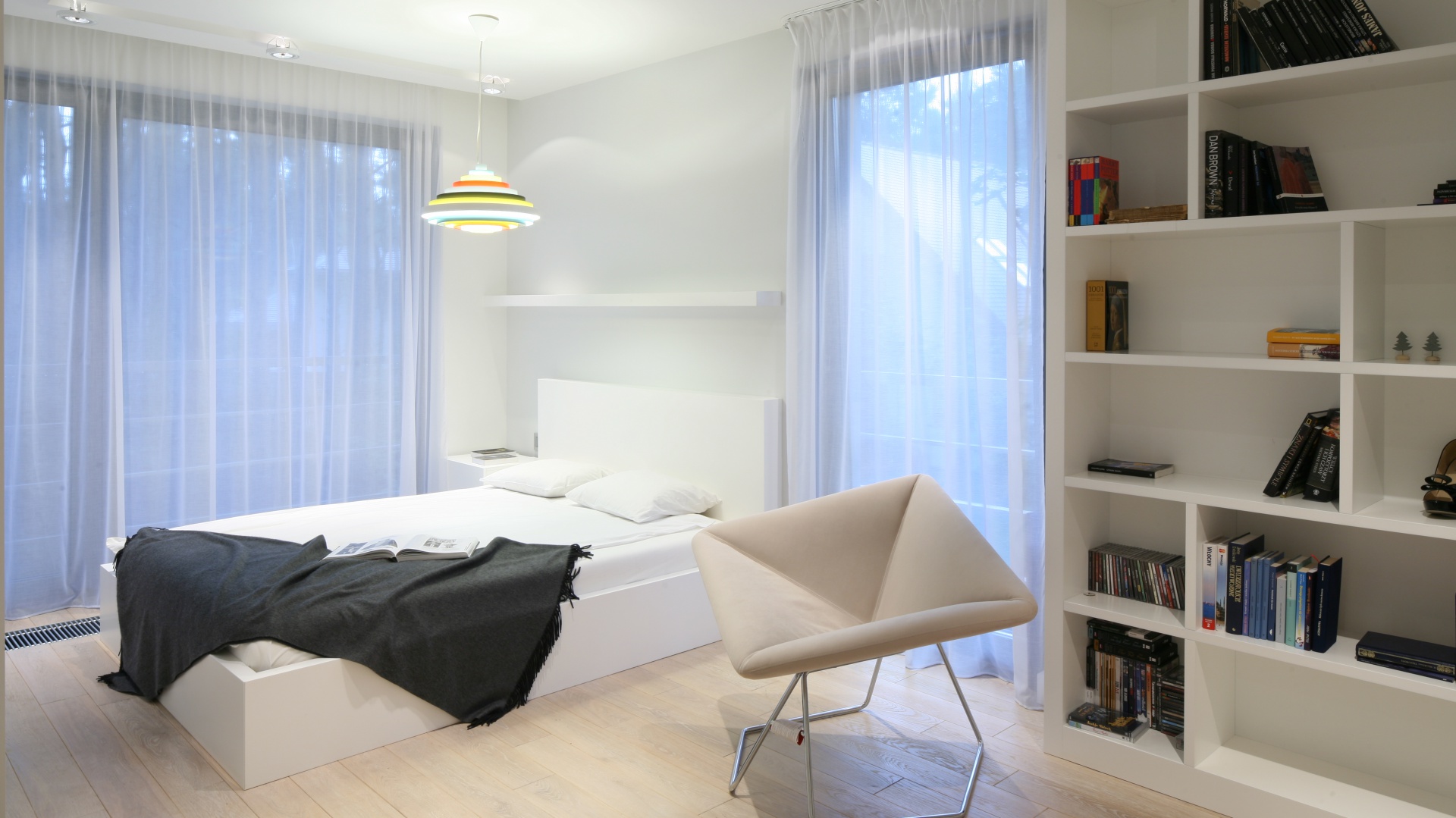 Nowoczesne wnętrza także lubią biel. Jasne ściany, designerskie meble oraz chłodna tonacja oświetlenia sprawią, że wnętrze nabierze minimalistycznego charakteru. Projekt: Katarzyna Kiełek, Agnieszka Komorowska-Różycka. Fot. Bartosz Jarosz.
