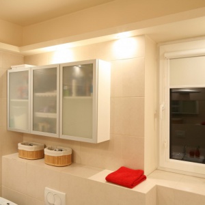 Jasna, beżowa kolorystyka łazienki sprawia, że wnętrze jest bardziej przytulne. Projekt: Iza Szewc. Fot. Bartosz Jarosz.