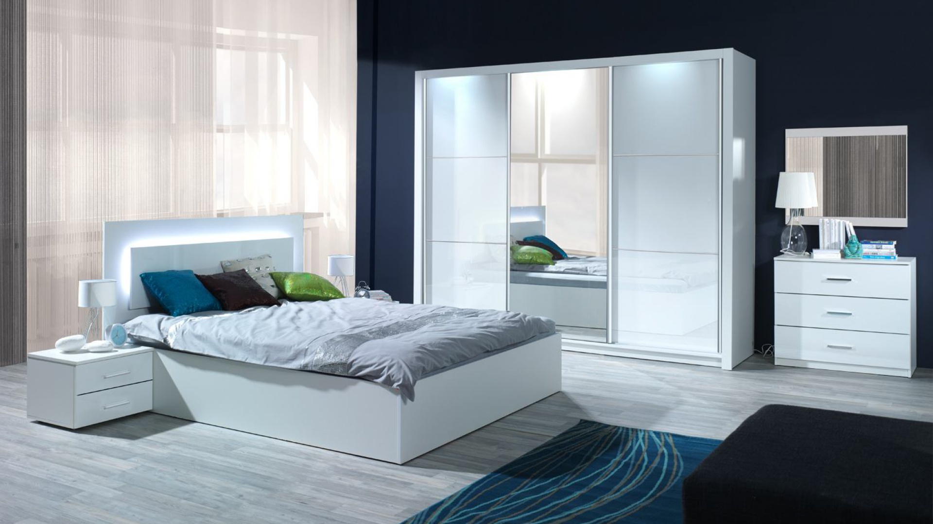 Sypialnia Siena w kolorze białym na wysoki połysk. Oparcie łóżka wyposażone jest w efektowny system oświetlania. Fot. Agata Meble