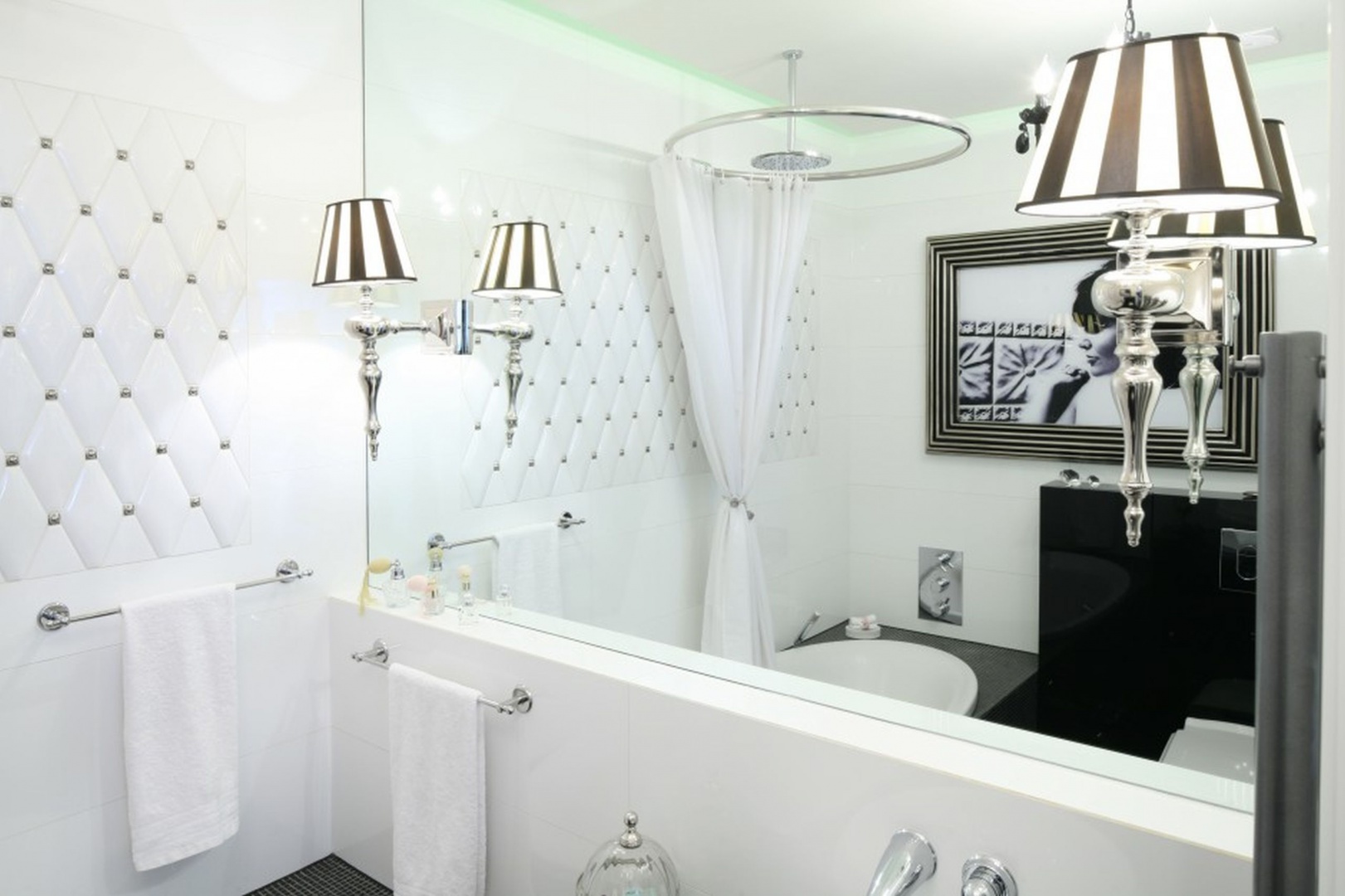Biała łazienka to eleganckie i kobiece wnętrze w modnymi kinkietami zamontowanymi przy lustrze. Projekt: Małgorzata Galewska. Fot. Bartosz Jarosz.