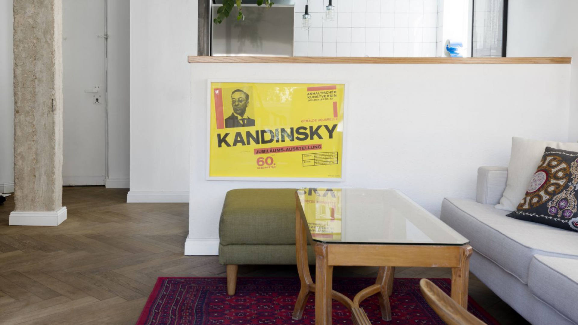 Meble i dodatki dekoracyjne zostały wyszukane na różnych pchlich targach. Projekt: Studio Raanan Stern. Fot. Gidon Levin.
