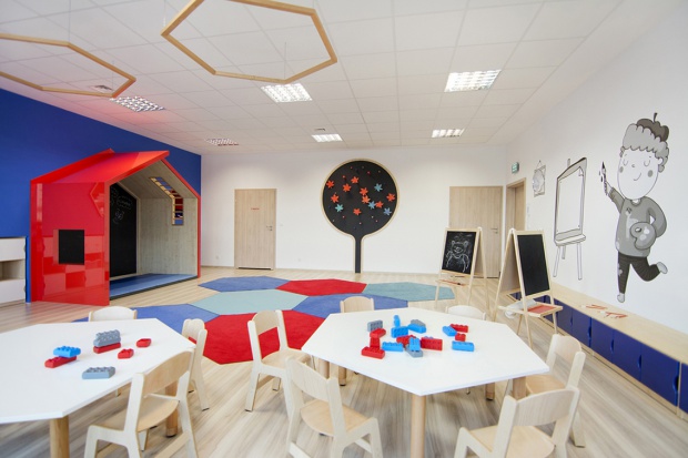 Przedszkole i żłobek Megamocni, projekt autorstwa pracowni CGL, zakładał stworzenie inspirującej przestrzeni, odnoszącej się w abstrakcyjny sposób do naukowego profilu placówki, wykorzystując charakterystyczne motywy graficzne i bajkowe ilustra