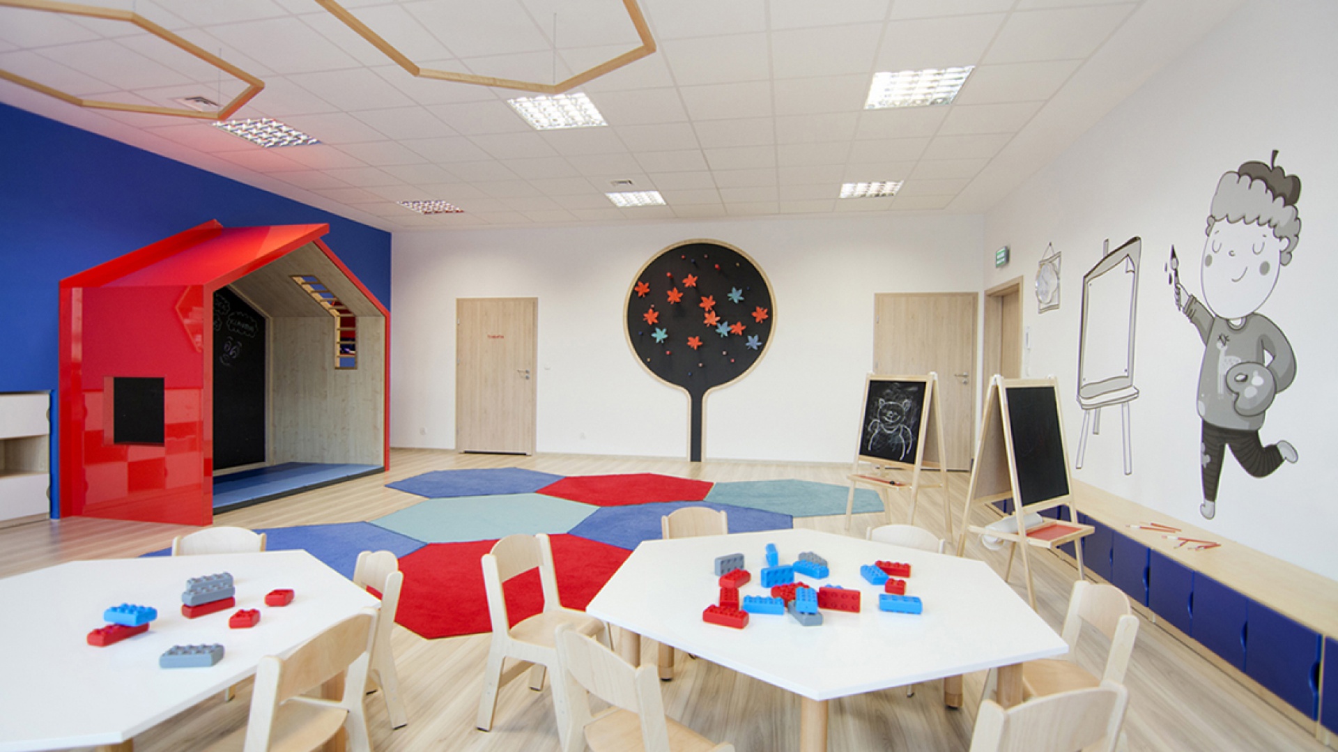 Wnętrza przedszkola i żłobka Megamocni kształtowane były w  oparciu o proste bryły geometryczne oraz brak stereotypowych i  infantylnych dekoracji dziecięcych. Fot. Pracownia CGL