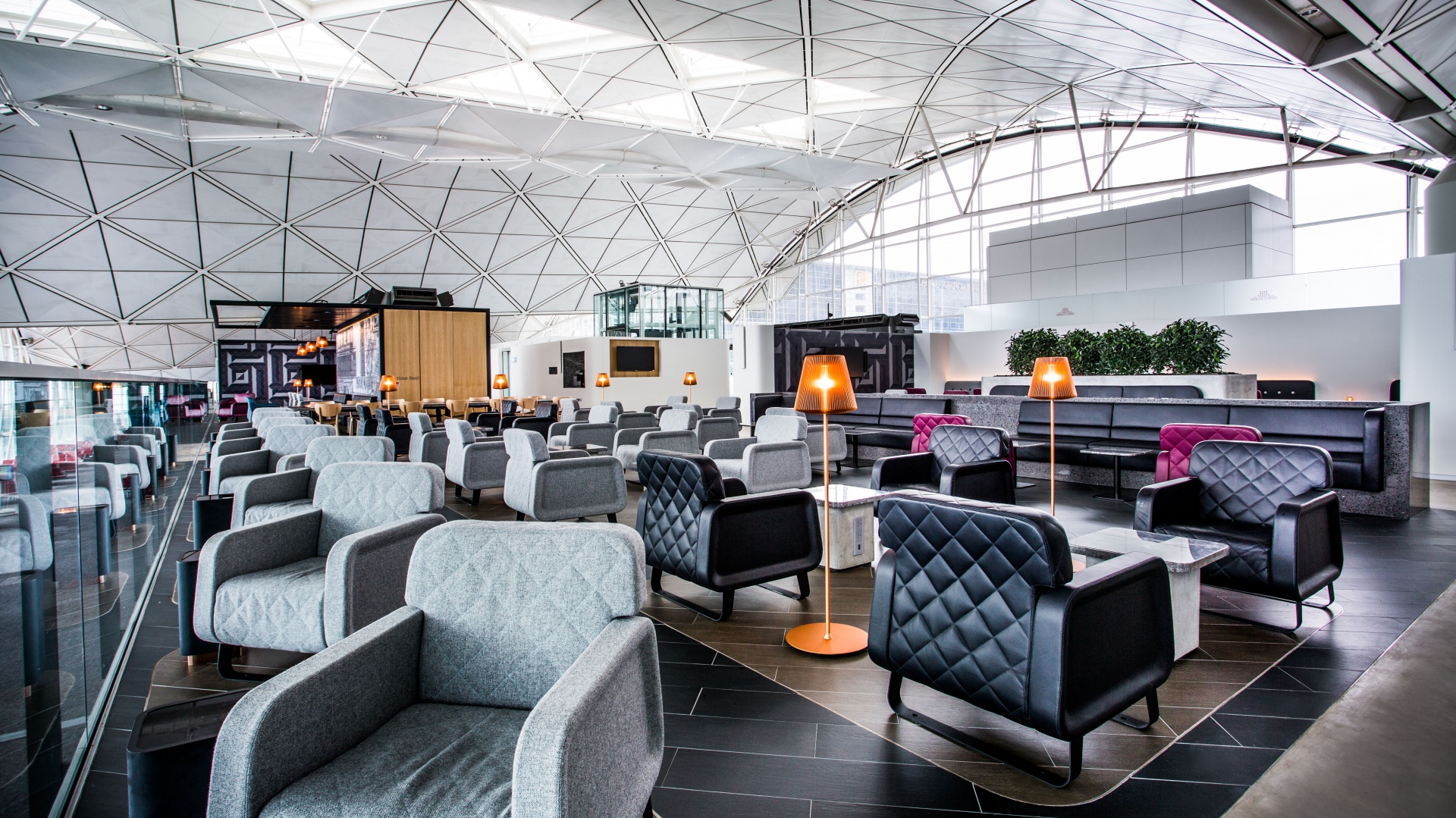 Charakterystyczna architektura dachu budynku lotniska oparta na stalowej konstrukcji przypominać ma baldachimy. To rodzaj hołdu oddanego ulicom Hongkongu, na których małe bary i restauracje są chronione i wydzielane właśnie poprzez rozpostarcie nad nimi tego rodzaju „dachu”. Fot. SUMU/CAON design team