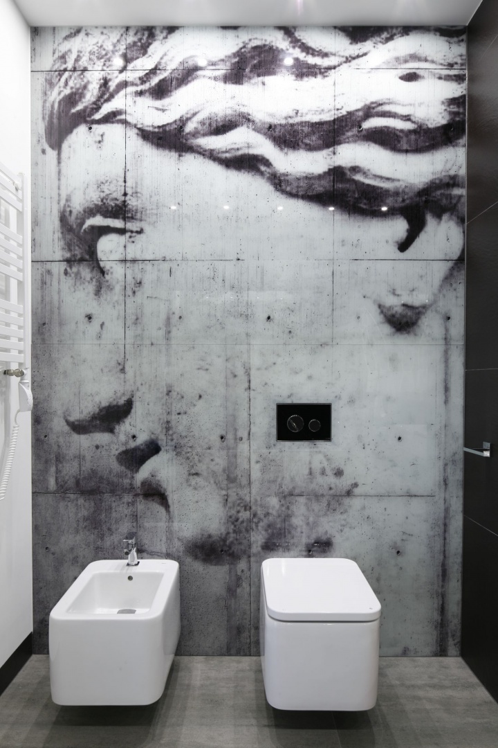 Ścianę za wc zdobi szklany panel z cyfrowym nadrukiem. Artystyczna grafika jest najbardziej zdobnym akcentem w przestrzeni łazienki, nadając wnętrzu elegancki charakter. Wspólnie z drewnianą obudową przemienia domową łazienkę w luksusowy salon kąpielowy. Projekt: Karolina Stanek-Szadujko i Łukasz Szadujko. Fot. Bartosz Jarosz.