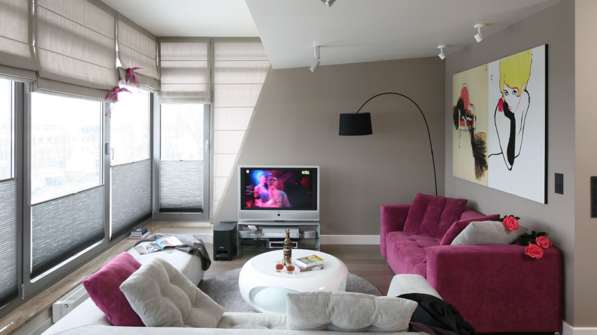 W niedużym apartamencie spore przeszklenia zapewniają nie tylko dużą dawkę naturalnego światła, ale też piękne widoki. Projekt: Małgorzata Borzyszkowska. Fot. Bartosz Jarosz.