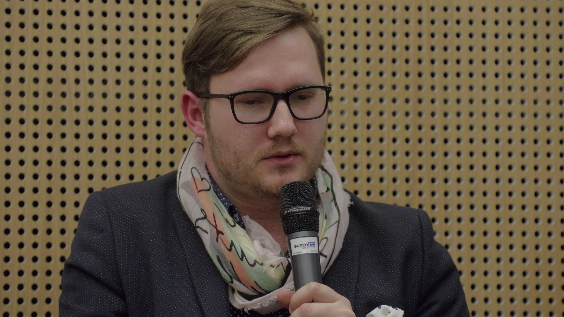Dr Jan Sikora, dyplomowany architekt wnętrz i wykładowca, założyciel i właściciel Pracowni Projektowej Sikora Wnętrza. Według niego nomadyzm uczy nas mądrego konsumpcjonizmu, bowiem częste zmiany zamieszkania wymuszają na nas używania coraz mniejszej, faktycznie przydatnej ilości rzeczy. Fot. Piotr Waniorek.