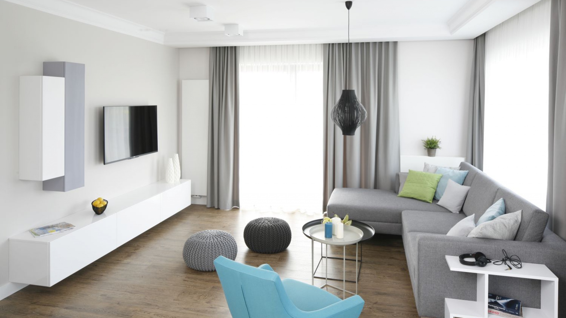 Urządzony nowocześnie salon jest jasny i przestronny. Proste formy mebli w efektowny sposób połączono z przytulnymi kolorami i fakturami materiałów. Projekt: Małgorzata Galewska. Fot. Bartosz Jarosz.