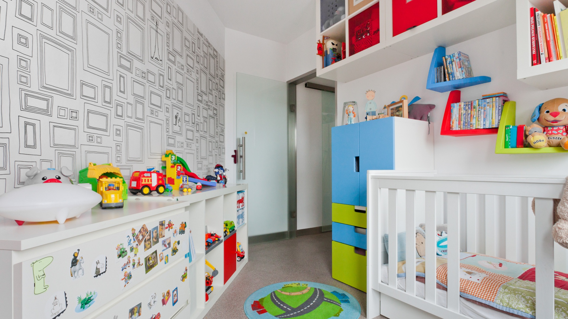 Pokój dziecka jest niewielki, ale dzięki jasnym ścianom i świeżym, energetycznym kolorom wydaje się być dużo większy, niż w rzeczywistości. Za realizację odpowiada Kasia Orwat z pracowni projektowej Home Design. Fot. Archiconnect.pl 