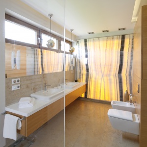 Łazienka jest wyposażona w dwie umywalki, oddzielne dla pani i pana domu. Fot. Bartosz Jarosz.

