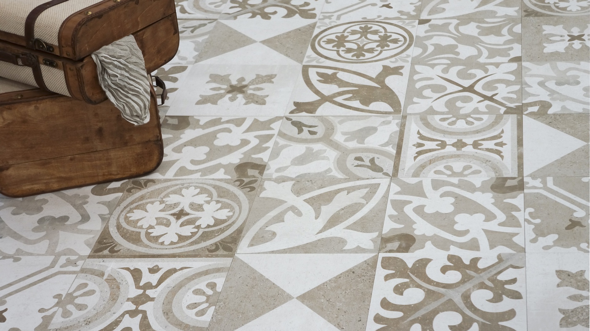 Jak cementowe kafle sprzed lat - płytki ceramiczne jak patchwork Retro firmy Aparici. Fot. Aparici.