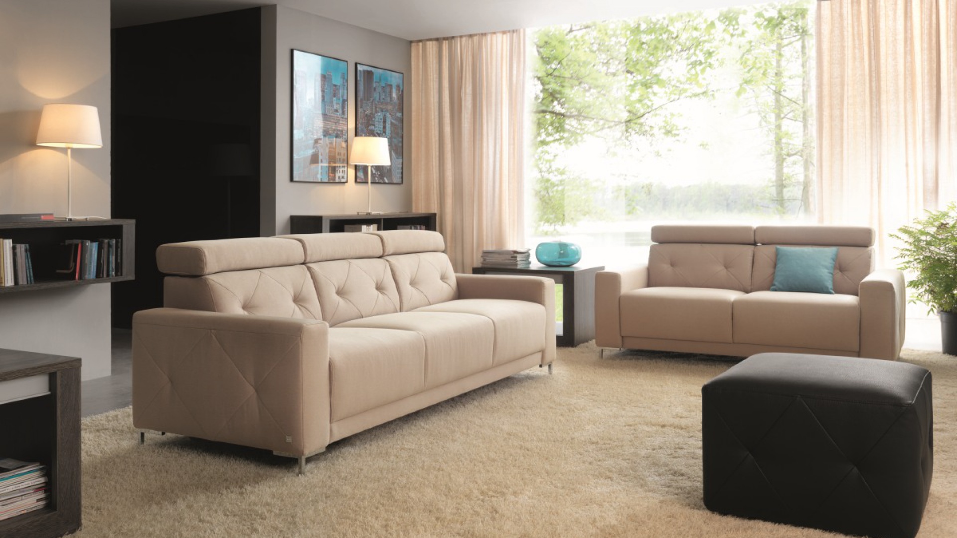 Sofa „Life” marki Wajnert. Modułowa kolekcja mebli pozwala na tworzenie sof i narożników o dowolnym kształcie i wielkości. Proste bryły z przeszyciami w kształcie rombów, doskonale wpisują się w nowoczesne wnętrza. Mebel posiada ruchome zagłówki. Fot. Wajnert