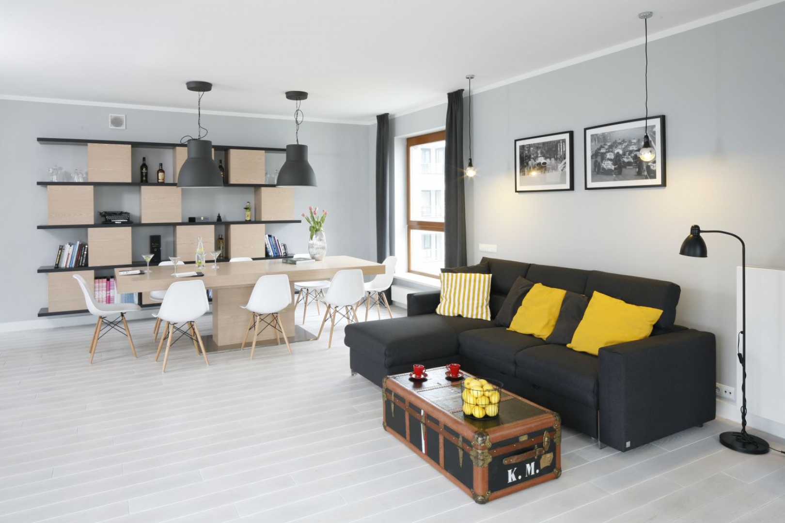 Przestrzeń salonu to królestwo oszczędnej elegancji. Zamiast dywanów mamy tu naturalna deskę dębową, a obszerny zestaw wypoczynkowy zastąpił elegancki narożnik. Projekt: Maciejka Peszyńska-Drwes. Fot. Bartosz Jarosz.