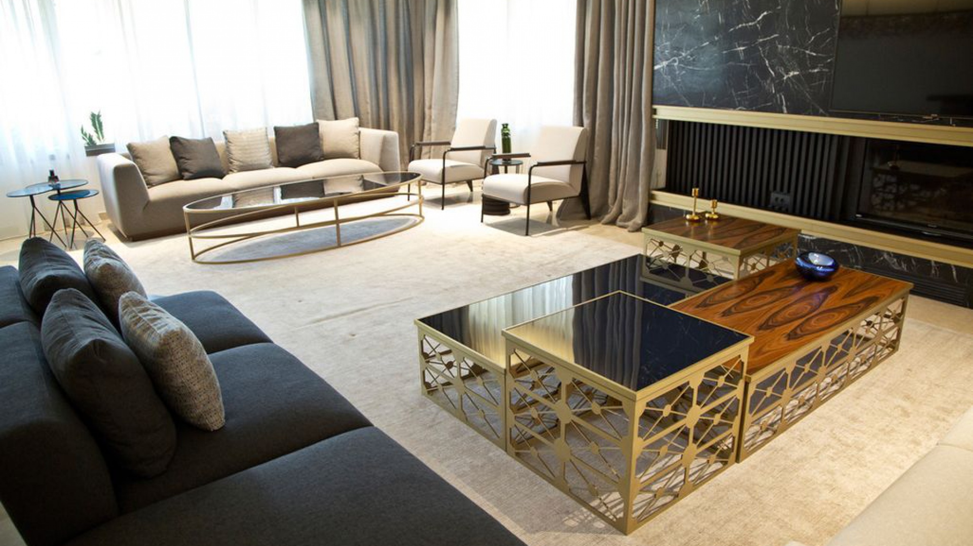 W salonie wzrok przyciąga piękny czarny marmur na ścianie, z którym efektownie kontrastują metalowe elementy wykonane z mosiądzu. Projekt: Ronald Helou Design. Fot. Rudy Bouchebel.